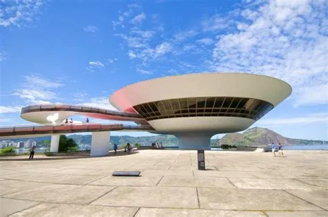 ¡Sumérgete en la historia y la cultura en el Museo de Arte Contemporáneo de Niterói! Un faro futurista en la costa brasileña