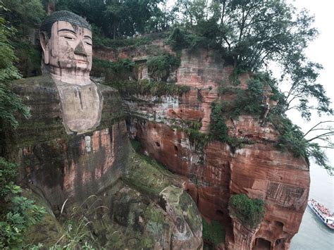 ¡Sumérgete en la Historia y la Belleza del Gran Buda de Leshan! Una Maravilla Milenaria Tallad por Gigantescos Rostros