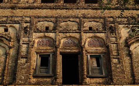 ¡Explora la historia ancestral en el Fuerte Rohtas! Un monumento imponente que domina el paisaje de Jhelum.